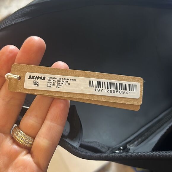 NWT SKIMS RUBBERIZED SCUBA SWIM MINI SKIRT in Onyx XXS - Picture 5 of 7